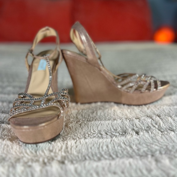 Blue by Betsey Johnson Ember Wedge Sandals Rhinestone Straps size 9 NEW - Picture 6 of 7